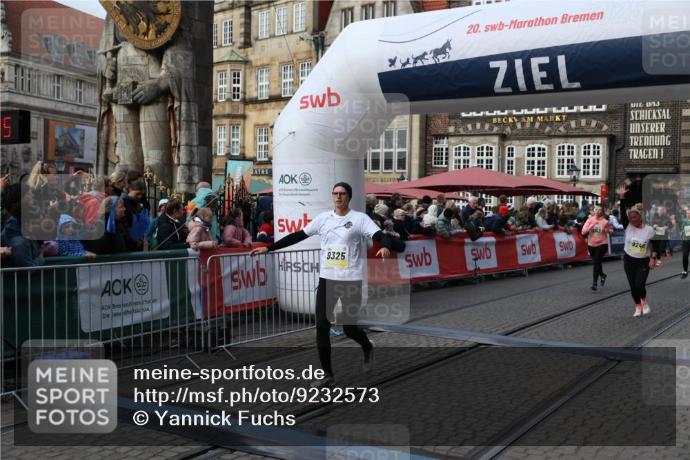 05.10.2025 - 20. swb-Marathon Bremen Yannick Fuchs http://msf.ph/oto/9232573 05.10.2025 11:03:24 Ziel 9246, 9325, 10142, 10405, 10471, 10926, 11390, 11467, 11508, 11509 meine-sportfotos.de
