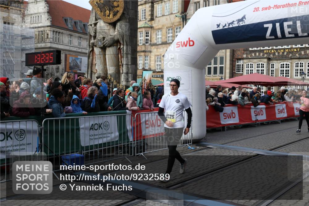 05.10.2025 - 20. swb-Marathon Bremen Yannick Fuchs http://msf.ph/oto/9232589 05.10.2025 11:03:24 Ziel 9246, 9325, 10142, 10405, 10471, 10926, 11390, 11467, 11508, 11509 meine-sportfotos.de