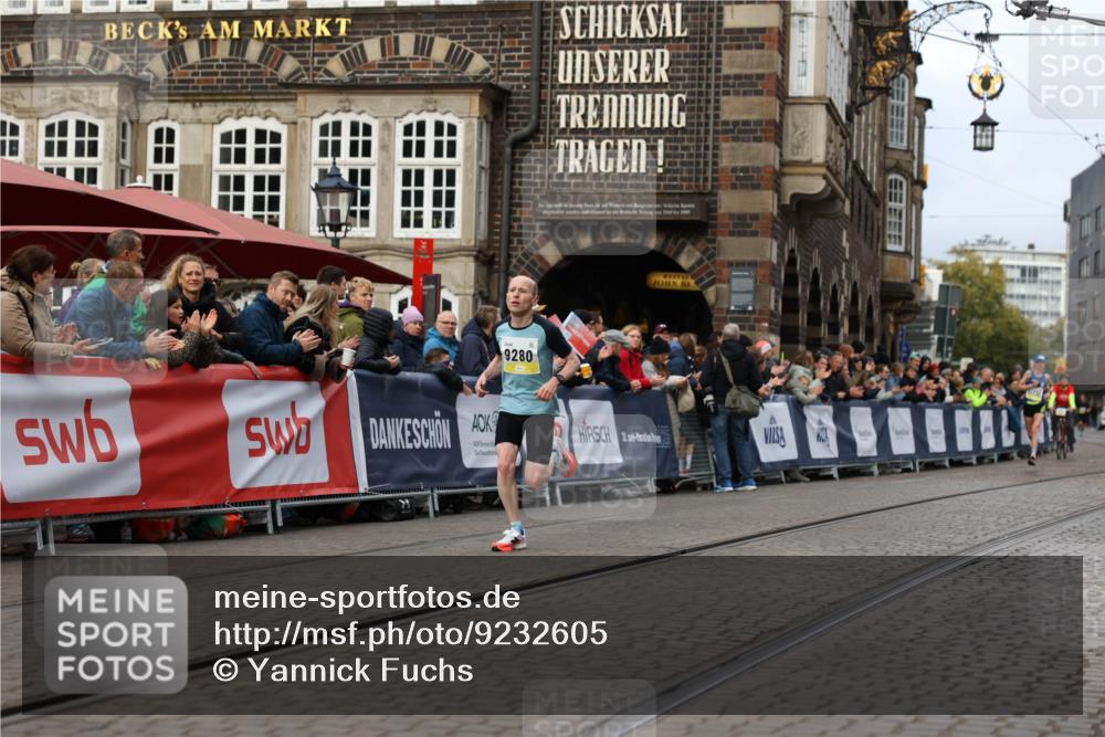 05.10.2025 - 20. swb-Marathon Bremen Yannick Fuchs http://msf.ph/oto/9232605 05.10.2025 10:32:38 Ziel 9280 meine-sportfotos.de