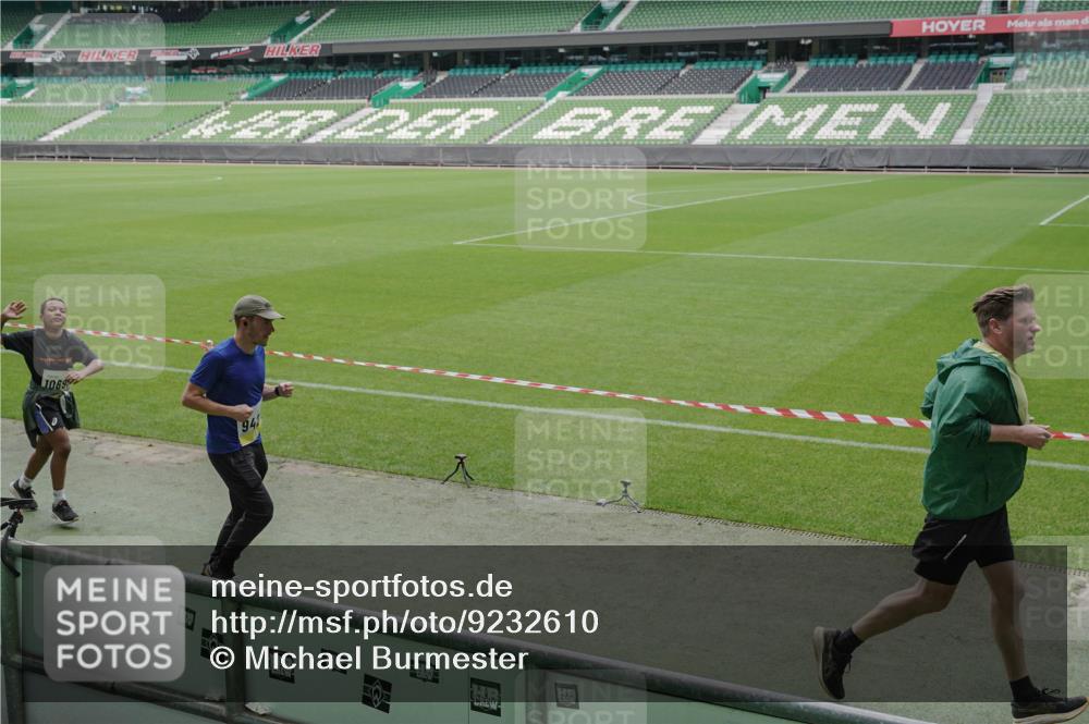05.10.2025 - 20. swb-Marathon Bremen Michael Burmester http://msf.ph/oto/9232610 05.10.2025 10:31:01 Laufen im Stadion 7251, 7733, 9004, 9209, 9214, 9230, 9251, 9252, 9263, 9267, 9277, 9287, 9299, 9317, 9333, 9337, 9399, 9416, 9425, 9431, 9449, 9457, 9482, 9501, 9584, 9645, 9663, 9676, 9683, 9708, 9715, 9742, 9787, 9791, 9852, 9888, 9894, 9906, 9934, 9966, 9987, 10016, 10043, 10066, 10163, 10199, 10224, 10227, 10240, 10241, 10251, 10254, 10317, 10321, 10346, 10356, 10378, 10380, 10438, 10449, 10479, 10507, 10514, 10537, 10543, 10556, 10581, 10584, 10609, 10625, 10636, 10638, 10669 meine-sportfotos.de
