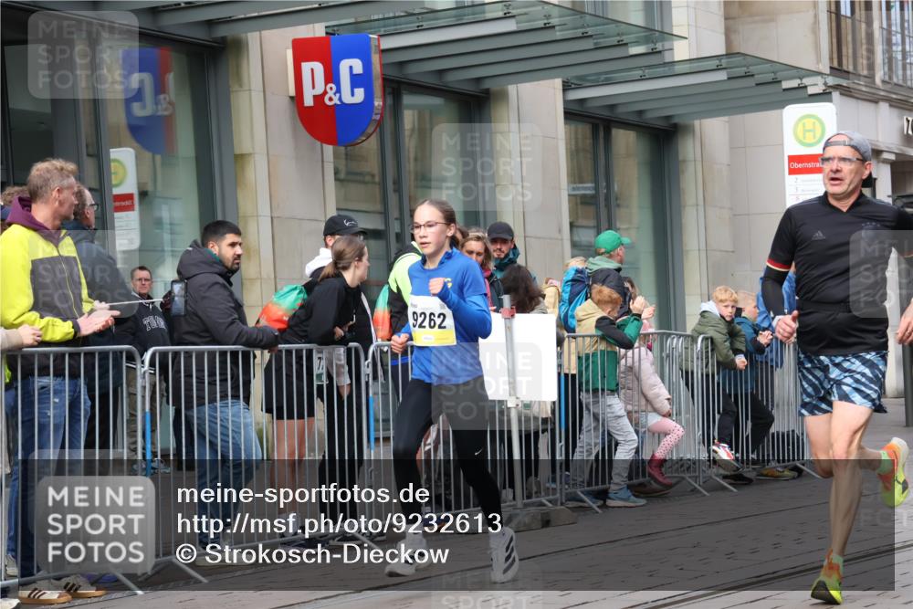 05.10.2025 - 20. swb-Marathon Bremen Strokosch-Dieckow http://msf.ph/oto/9232613 05.10.2025 10:41:06 Ziel 9262, 10744, 10910, 11069, 11086, 9262, 10744, 10910, 11069, 11086 meine-sportfotos.de