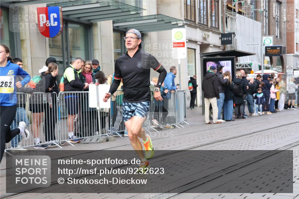05.10.2025 - 20. swb-Marathon Bremen Strokosch-Dieckow http://msf.ph/oto/9232623 05.10.2025 10:41:07 Ziel 9262, 10744, 10910, 11069, 11086, 9262, 10744, 10910, 11069, 11086 meine-sportfotos.de