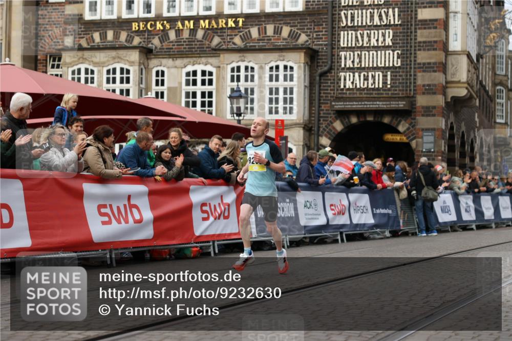 05.10.2025 - 20. swb-Marathon Bremen Yannick Fuchs http://msf.ph/oto/9232630 05.10.2025 10:32:38 Ziel 9280 meine-sportfotos.de