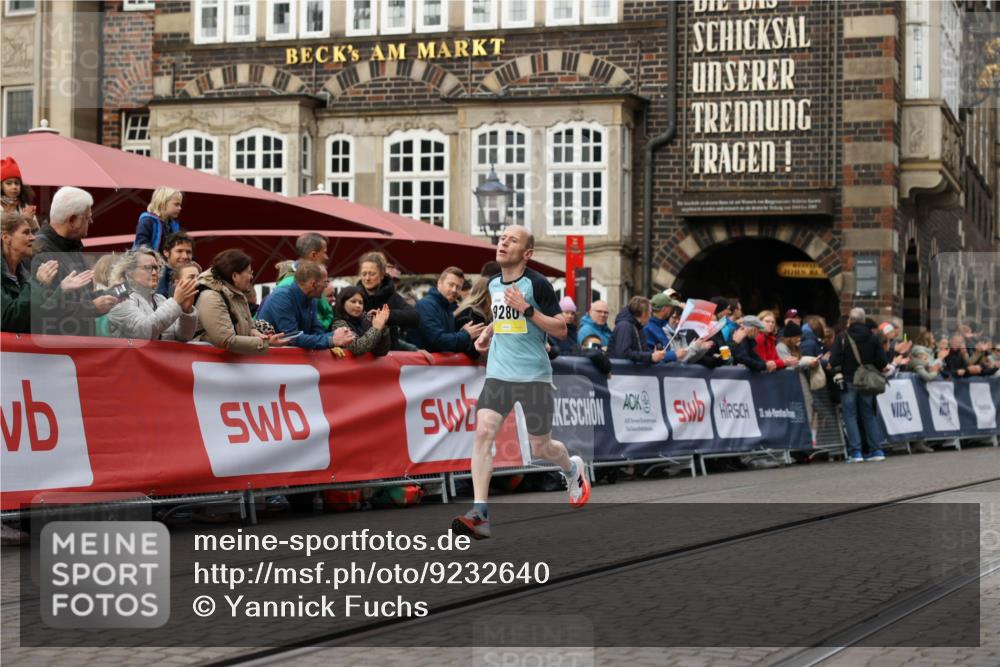 05.10.2025 - 20. swb-Marathon Bremen Yannick Fuchs http://msf.ph/oto/9232640 05.10.2025 10:32:38 Ziel 9280 meine-sportfotos.de
