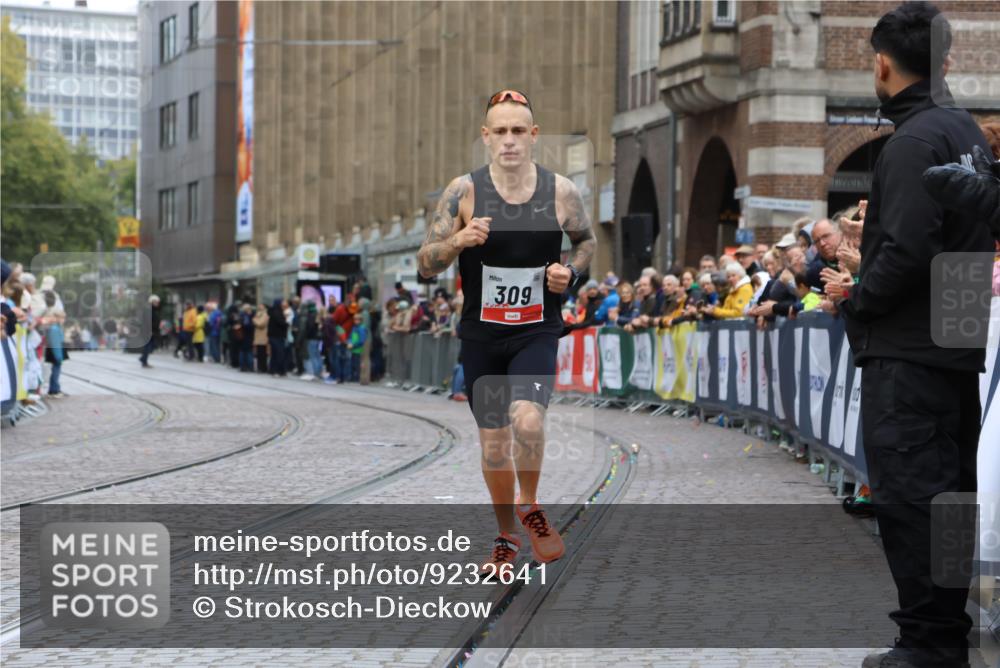 05.10.2025 - 20. swb-Marathon Bremen Strokosch-Dieckow http://msf.ph/oto/9232641 05.10.2025 12:32:35 Ziel 309 meine-sportfotos.de