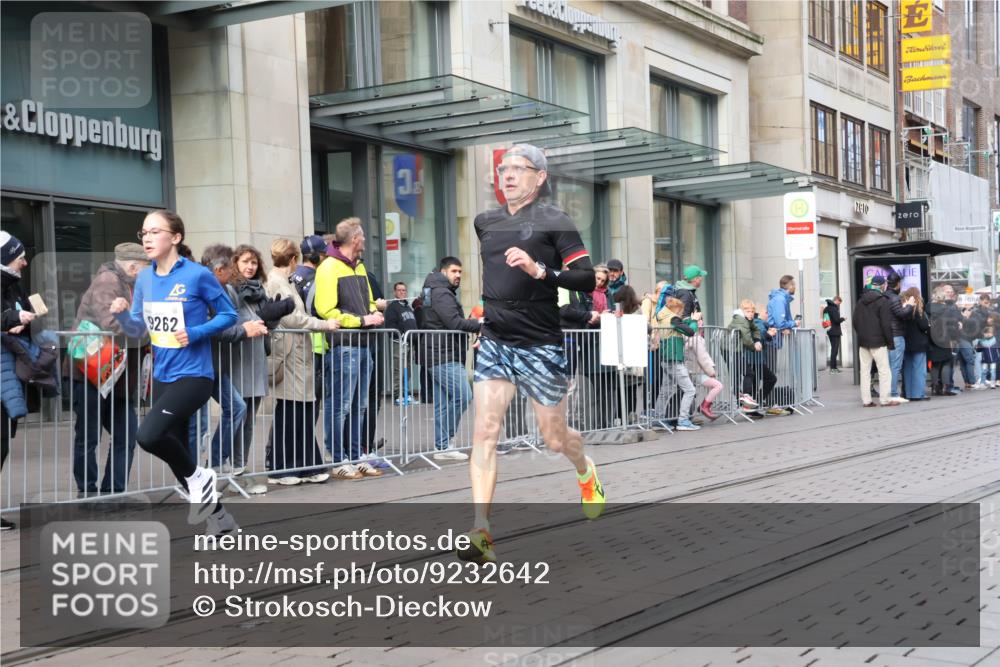 05.10.2025 - 20. swb-Marathon Bremen Strokosch-Dieckow http://msf.ph/oto/9232642 05.10.2025 10:41:07 Ziel 9262, 10744, 10910, 11069, 11086, 9262, 10744, 10910, 11069, 11086 meine-sportfotos.de