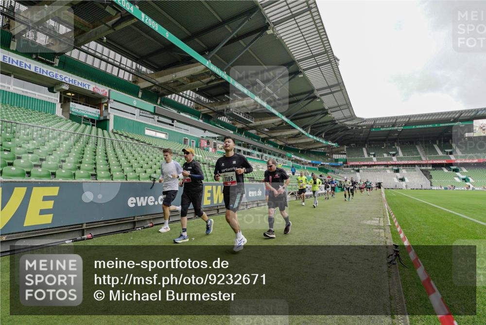 05.10.2025 - 20. swb-Marathon Bremen Michael Burmester http://msf.ph/oto/9232671 05.10.2025 12:54:05 Laufen im Stadion 53, 89, 132, 250, 289, 368, 458, 496, 504, 507, 524, 756, 869, 950, 1009, 1020, 1164, 1165, 1428, 1460, 1489, 1517, 1608, 1656, 1690, 1729, 1736, 1868, 1873, 1896, 1943, 1976, 2030, 2050, 2250, 2288, 2573, 2841, 2871, 3212, 3363, 3913, 4294, 4611, 5022, 5024, 5206, 5425, 5571, 5576, 5944, 5978, 6244, 6348, 6359, 6583, 6806, 7232, 7255, 7279, 7508, 7617, 7835, 7905, 8499, 8511, 8611, 248, 869, 1538, 1667, 3553, 4729, 5579, 6492, 7255, 7408, 8238, 8709 meine-sportfotos.de