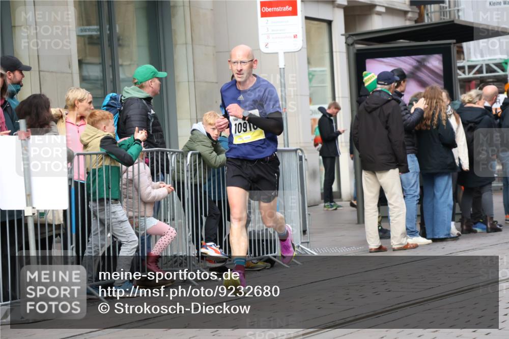 05.10.2025 - 20. swb-Marathon Bremen Strokosch-Dieckow http://msf.ph/oto/9232680 05.10.2025 10:41:11 Ziel 10744, 10910, 11086, 11701, 10744, 10910, 11086, 11701 meine-sportfotos.de