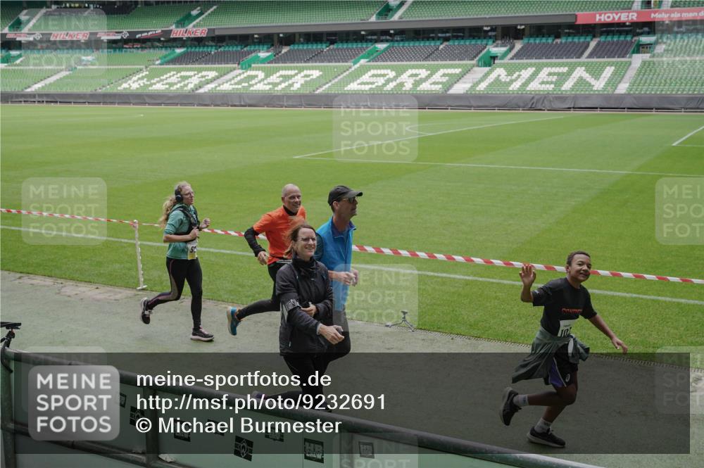 05.10.2025 - 20. swb-Marathon Bremen Michael Burmester http://msf.ph/oto/9232691 05.10.2025 10:31:03 Laufen im Stadion 7251, 7733, 9004, 9209, 9214, 9230, 9251, 9252, 9263, 9267, 9277, 9287, 9299, 9317, 9333, 9337, 9399, 9416, 9425, 9431, 9449, 9457, 9482, 9501, 9584, 9645, 9663, 9676, 9683, 9708, 9715, 9742, 9787, 9791, 9852, 9888, 9894, 9906, 9934, 9966, 9987, 10016, 10043, 10066, 10163, 10199, 10224, 10227, 10240, 10241, 10251, 10254, 10317, 10321, 10346, 10356, 10378, 10380, 10438, 10449, 10479, 10514, 10537, 10543, 10556, 10581, 10584, 10609, 10625, 10636, 10638, 10669, 9906 meine-sportfotos.de