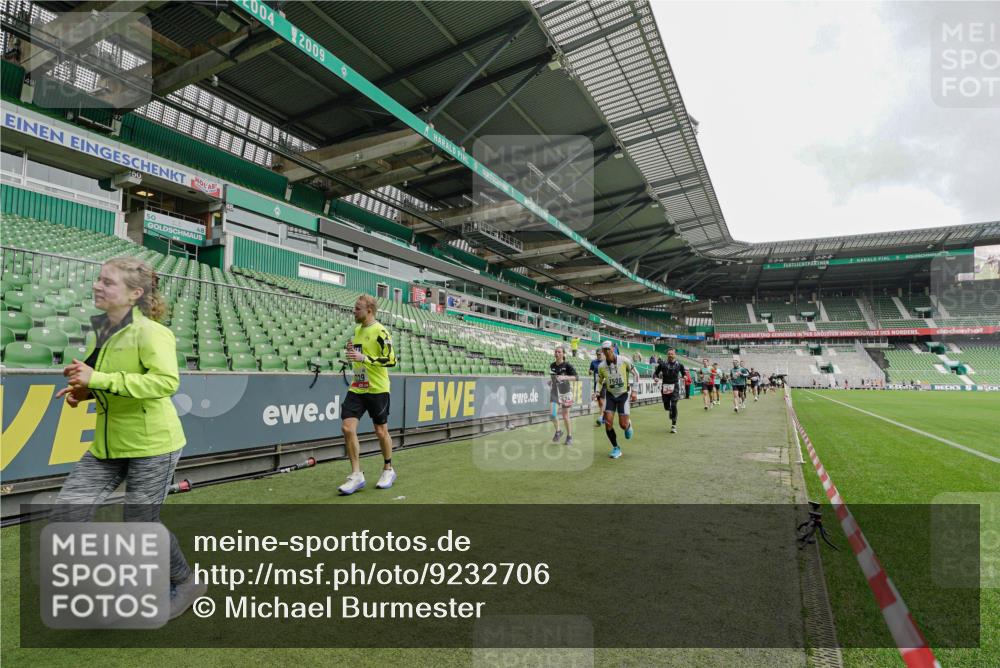 05.10.2025 - 20. swb-Marathon Bremen Michael Burmester http://msf.ph/oto/9232706 05.10.2025 12:54:08 Laufen im Stadion 53, 89, 132, 250, 289, 368, 458, 496, 504, 507, 524, 756, 950, 1009, 1020, 1164, 1165, 1428, 1460, 1489, 1517, 1543, 1608, 1656, 1690, 1729, 1736, 1868, 1873, 1896, 1943, 1976, 2030, 2050, 2250, 2288, 2573, 2841, 2871, 3212, 3363, 3703, 3913, 4294, 4611, 5022, 5024, 5206, 5425, 5571, 5576, 5944, 5978, 6244, 6348, 6359, 6583, 6806, 6853, 7232, 7279, 7508, 7617, 7835, 7905, 8499, 8511, 8611, 248, 869, 1538, 1667, 3553, 4729, 5579, 6492, 7255, 7408, 8238, 8709 meine-sportfotos.de
