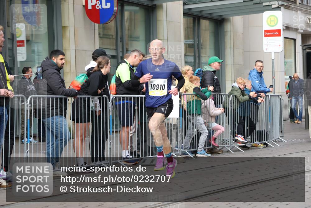 05.10.2025 - 20. swb-Marathon Bremen Strokosch-Dieckow http://msf.ph/oto/9232707 05.10.2025 10:41:12 Ziel 9253, 10744, 10910, 11701, 9253, 10744, 10910, 11701 meine-sportfotos.de
