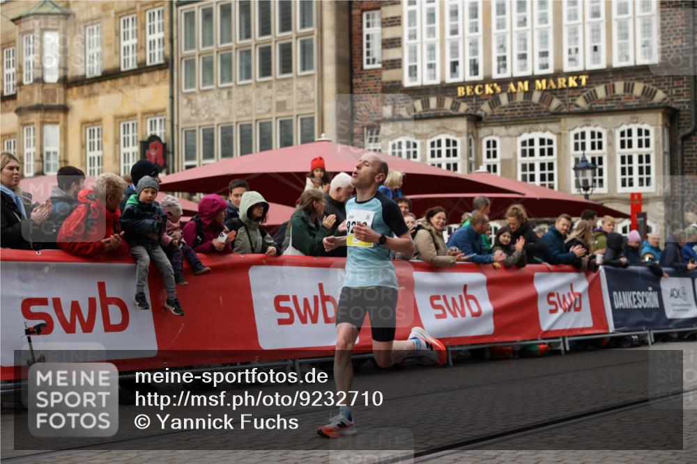 05.10.2025 - 20. swb-Marathon Bremen Yannick Fuchs http://msf.ph/oto/9232710 05.10.2025 10:32:39 Ziel 9280 meine-sportfotos.de