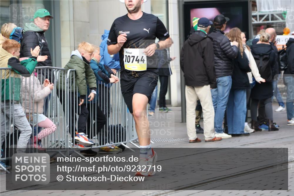 05.10.2025 - 20. swb-Marathon Bremen Strokosch-Dieckow http://msf.ph/oto/9232719 05.10.2025 10:41:13 Ziel 9253, 10744, 10910, 11701, 9253, 10744, 10910, 11701 meine-sportfotos.de