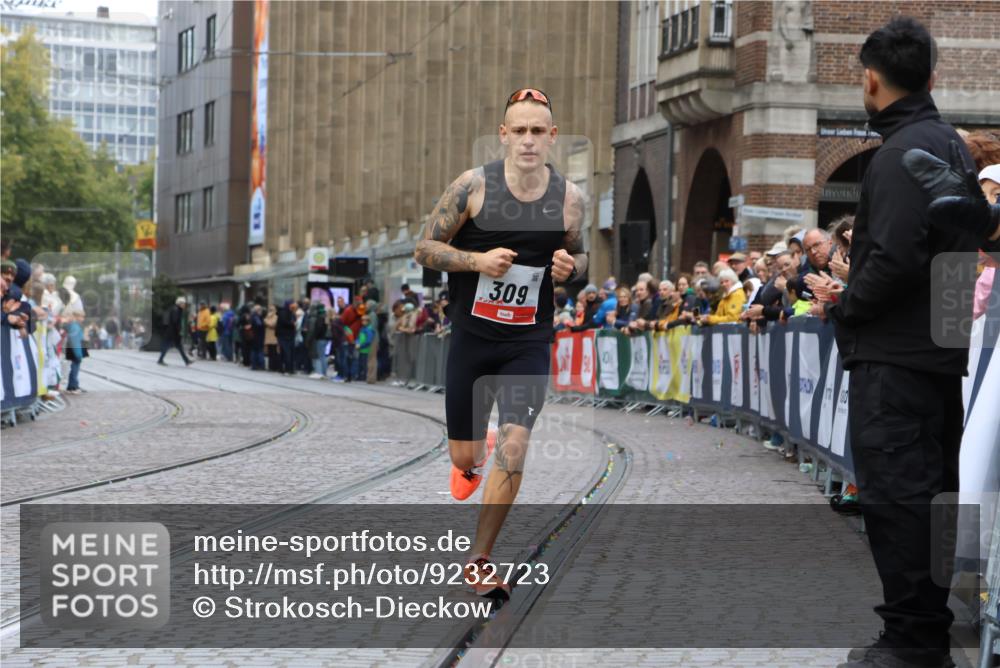 05.10.2025 - 20. swb-Marathon Bremen Strokosch-Dieckow http://msf.ph/oto/9232723 05.10.2025 12:32:35 Ziel 309 meine-sportfotos.de