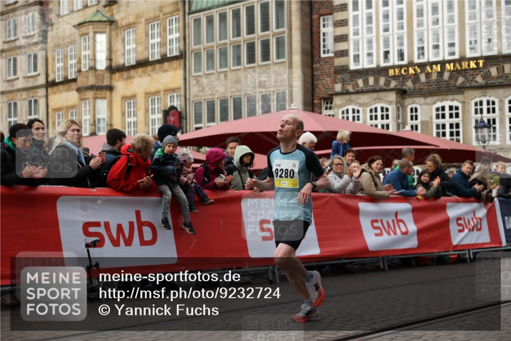 05.10.2025 - 20. swb-Marathon Bremen Yannick Fuchs http://msf.ph/oto/9232724 05.10.2025 10:32:39 Ziel 9280 meine-sportfotos.de