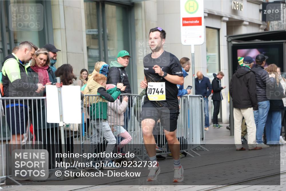05.10.2025 - 20. swb-Marathon Bremen Strokosch-Dieckow http://msf.ph/oto/9232732 05.10.2025 10:41:13 Ziel 9253, 10744, 10910, 11701, 9253, 10744, 10910, 11701 meine-sportfotos.de