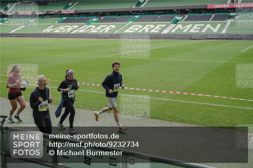 05.10.2025 - 20. swb-Marathon Bremen Michael Burmester http://msf.ph/oto/9232734 05.10.2025 10:31:07 Laufen im Stadion 7251, 9004, 9172, 9196, 9214, 9230, 9251, 9252, 9263, 9267, 9277, 9287, 9299, 9317, 9333, 9337, 9399, 9416, 9425, 9431, 9449, 9457, 9482, 9501, 9584, 9645, 9676, 9683, 9708, 9715, 9742, 9787, 9791, 9852, 9888, 9894, 9934, 9966, 9987, 10016, 10043, 10066, 10163, 10199, 10224, 10227, 10240, 10251, 10254, 10279, 10317, 10321, 10346, 10356, 10378, 10380, 10438, 10449, 10479, 10514, 10537, 10543, 10556, 10581, 10609, 10625, 10636, 10638, 10668, 10669, 7733, 9209, 9906 meine-sportfotos.de