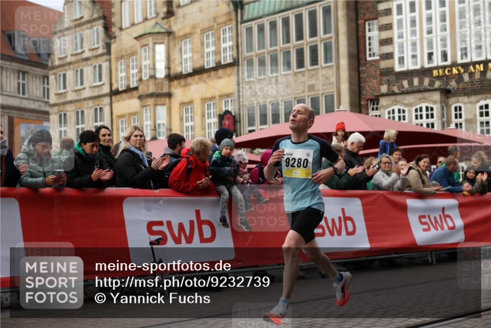 05.10.2025 - 20. swb-Marathon Bremen Yannick Fuchs http://msf.ph/oto/9232739 05.10.2025 10:32:39 Ziel 9280 meine-sportfotos.de