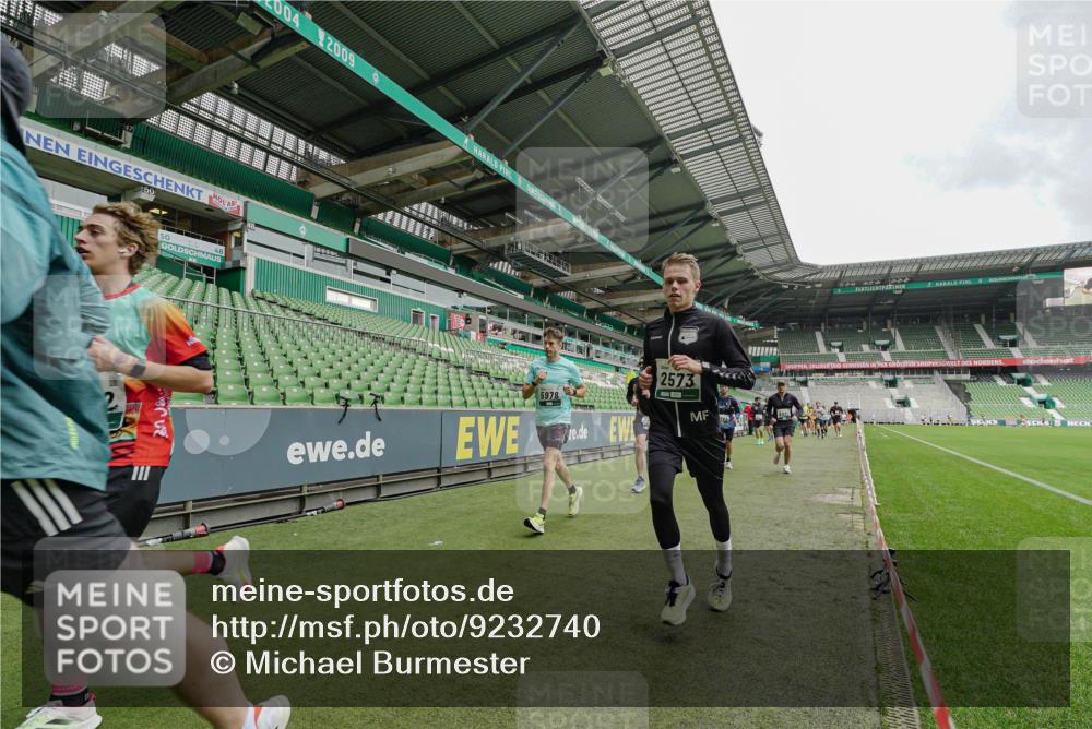 05.10.2025 - 20. swb-Marathon Bremen Michael Burmester http://msf.ph/oto/9232740 05.10.2025 12:54:15 Laufen im Stadion 53, 89, 132, 250, 289, 368, 458, 496, 504, 507, 524, 756, 950, 1009, 1020, 1165, 1308, 1428, 1460, 1489, 1517, 1543, 1608, 1690, 1729, 1736, 1873, 1896, 1943, 1976, 2030, 2250, 2274, 2573, 2841, 2871, 3193, 3212, 3363, 3436, 3703, 3913, 4595, 4611, 4949, 4958, 5022, 5024, 5206, 5571, 5576, 5666, 5978, 6244, 6348, 6359, 6583, 6683, 6853, 7232, 7279, 7494, 7508, 7835, 8511, 8611, 8737, 869, 1538, 3553, 7255, 7408, 8709 meine-sportfotos.de
