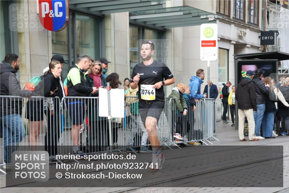 05.10.2025 - 20. swb-Marathon Bremen Strokosch-Dieckow http://msf.ph/oto/9232741 05.10.2025 10:41:13 Ziel 9253, 10744, 10910, 11701, 9253, 10744, 10910, 11701 meine-sportfotos.de