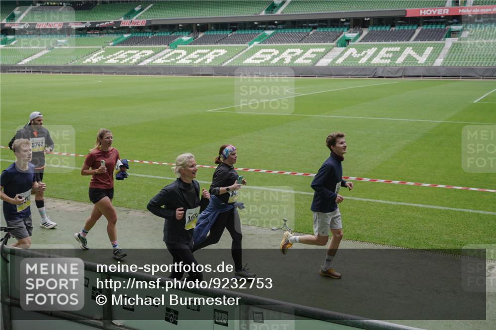 05.10.2025 - 20. swb-Marathon Bremen Michael Burmester http://msf.ph/oto/9232753 05.10.2025 10:31:07 Laufen im Stadion 7251, 9004, 9172, 9196, 9214, 9230, 9251, 9252, 9263, 9267, 9277, 9287, 9299, 9317, 9333, 9337, 9399, 9416, 9425, 9431, 9449, 9457, 9482, 9501, 9584, 9645, 9676, 9683, 9708, 9715, 9742, 9787, 9791, 9852, 9888, 9894, 9934, 9966, 9987, 10016, 10043, 10066, 10163, 10199, 10224, 10227, 10240, 10251, 10254, 10279, 10317, 10321, 10346, 10356, 10378, 10380, 10438, 10449, 10479, 10514, 10537, 10543, 10556, 10581, 10609, 10625, 10636, 10638, 10668, 10669, 7733, 9209, 9906 meine-sportfotos.de