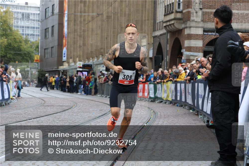05.10.2025 - 20. swb-Marathon Bremen Strokosch-Dieckow http://msf.ph/oto/9232754 05.10.2025 12:32:35 Ziel 309 meine-sportfotos.de