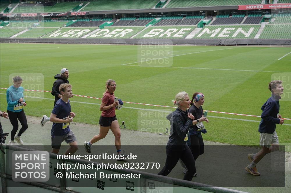 05.10.2025 - 20. swb-Marathon Bremen Michael Burmester http://msf.ph/oto/9232770 05.10.2025 10:31:08 Laufen im Stadion 7251, 9004, 9172, 9196, 9214, 9230, 9251, 9252, 9263, 9267, 9277, 9287, 9317, 9333, 9337, 9399, 9416, 9425, 9431, 9449, 9457, 9482, 9501, 9584, 9645, 9676, 9683, 9708, 9715, 9742, 9787, 9791, 9852, 9888, 9894, 9934, 9966, 9987, 10016, 10043, 10066, 10163, 10199, 10222, 10224, 10227, 10240, 10251, 10254, 10279, 10317, 10321, 10346, 10356, 10378, 10380, 10438, 10449, 10479, 10514, 10537, 10543, 10556, 10609, 10625, 10636, 10638, 10668, 10669, 7733, 9209, 9906 meine-sportfotos.de