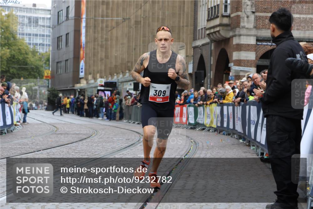 05.10.2025 - 20. swb-Marathon Bremen Strokosch-Dieckow http://msf.ph/oto/9232782 05.10.2025 12:32:35 Ziel 309 meine-sportfotos.de