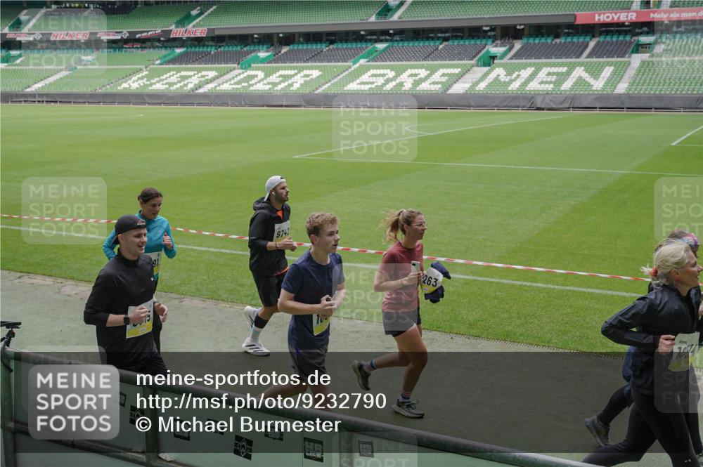 05.10.2025 - 20. swb-Marathon Bremen Michael Burmester http://msf.ph/oto/9232790 05.10.2025 10:31:08 Laufen im Stadion 7251, 9004, 9172, 9196, 9214, 9230, 9251, 9252, 9263, 9267, 9277, 9287, 9317, 9333, 9337, 9399, 9416, 9425, 9431, 9449, 9457, 9482, 9501, 9584, 9645, 9676, 9683, 9708, 9715, 9742, 9787, 9791, 9852, 9888, 9894, 9934, 9966, 9987, 10016, 10043, 10066, 10163, 10199, 10222, 10224, 10227, 10240, 10251, 10254, 10279, 10317, 10321, 10346, 10356, 10378, 10380, 10438, 10449, 10479, 10514, 10537, 10543, 10556, 10609, 10625, 10636, 10638, 10668, 10669, 7733, 9209, 9906 meine-sportfotos.de