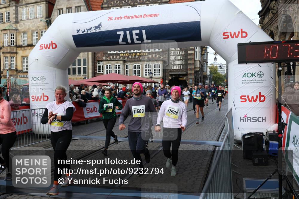 05.10.2025 - 20. swb-Marathon Bremen Yannick Fuchs http://msf.ph/oto/9232794 05.10.2025 11:03:27 Ziel 9225, 9246, 9325, 10142, 10405, 10471, 10926, 10963, 11103, 11124, 11390, 11467, 11502, 11508, 11509 meine-sportfotos.de