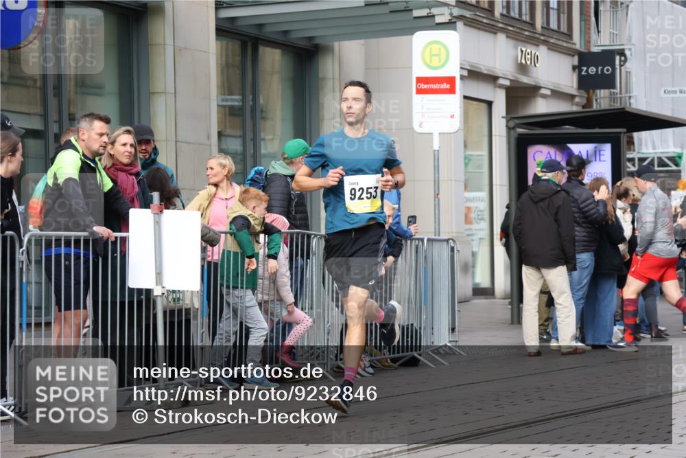 05.10.2025 - 20. swb-Marathon Bremen Strokosch-Dieckow http://msf.ph/oto/9232846 05.10.2025 10:41:30 Ziel 9253, 9884, 10104, 10155, 10691, 10880, 11581, 11701, 11710, 9253, 9884, 10104, 10155, 10691, 10880, 11581, 11701, 11710 meine-sportfotos.de