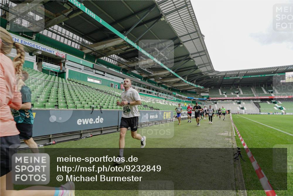 05.10.2025 - 20. swb-Marathon Bremen Michael Burmester http://msf.ph/oto/9232849 05.10.2025 12:54:27 Laufen im Stadion 53, 89, 132, 250, 289, 368, 458, 496, 504, 507, 524, 756, 950, 1020, 1165, 1308, 1428, 1460, 1474, 1489, 1517, 1543, 1608, 1690, 1729, 1736, 1873, 1896, 1897, 1943, 1976, 2024, 2180, 2265, 2274, 2573, 2767, 2841, 3193, 3212, 3224, 3359, 3436, 3531, 3703, 3913, 4257, 4595, 4611, 4837, 4949, 4958, 5022, 5024, 5206, 5452, 5576, 5666, 5869, 5978, 6244, 6348, 6359, 6583, 6683, 6853, 7232, 7279, 7494, 7508, 7814, 7835, 7928, 7986, 8511, 8611, 8642, 8653, 8737 meine-sportfotos.de