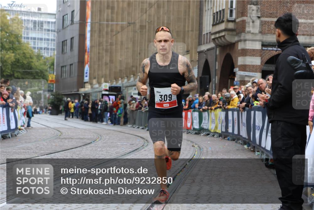 05.10.2025 - 20. swb-Marathon Bremen Strokosch-Dieckow http://msf.ph/oto/9232850 05.10.2025 12:32:35 Ziel 309 meine-sportfotos.de