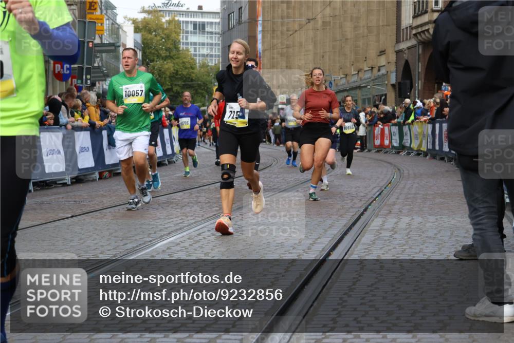05.10.2025 - 20. swb-Marathon Bremen Strokosch-Dieckow http://msf.ph/oto/9232856 05.10.2025 10:53:22 Ziel 7193, 7251, 9263, 9539, 9717, 9868, 9957, 10057, 10302, 10317, 10335, 10369, 10468, 10655, 10934, 11174, 11175, 11545, 11616, 11716 meine-sportfotos.de