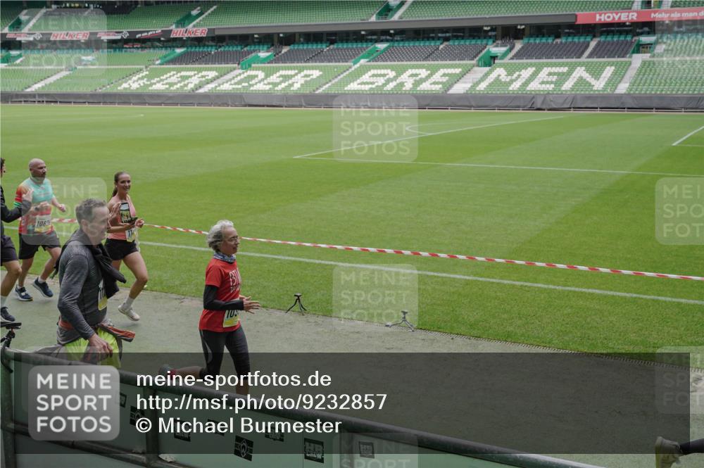 05.10.2025 - 20. swb-Marathon Bremen Michael Burmester http://msf.ph/oto/9232857 05.10.2025 10:31:10 Laufen im Stadion 7251, 9004, 9172, 9196, 9214, 9230, 9251, 9252, 9263, 9267, 9277, 9287, 9333, 9337, 9399, 9416, 9425, 9431, 9449, 9457, 9482, 9501, 9584, 9645, 9676, 9683, 9708, 9715, 9742, 9787, 9791, 9852, 9888, 9894, 9934, 9987, 10016, 10043, 10066, 10163, 10199, 10222, 10240, 10251, 10254, 10279, 10317, 10321, 10356, 10378, 10380, 10438, 10449, 10479, 10514, 10537, 10543, 10556, 10609, 10625, 10636, 10638, 10668, 10669, 10743, 7733, 9209, 9906 meine-sportfotos.de