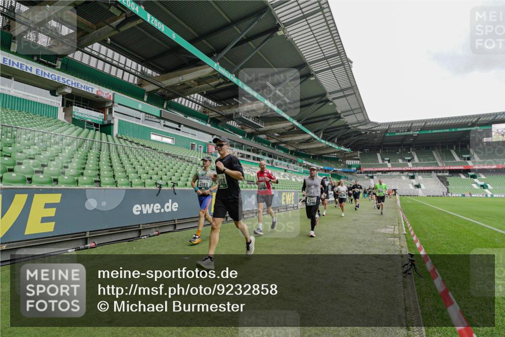 05.10.2025 - 20. swb-Marathon Bremen Michael Burmester http://msf.ph/oto/9232858 05.10.2025 12:54:30 Laufen im Stadion 53, 82, 89, 104, 132, 250, 289, 368, 417, 458, 496, 504, 507, 524, 756, 950, 1165, 1308, 1460, 1474, 1483, 1489, 1517, 1543, 1608, 1690, 1721, 1729, 1736, 1873, 1896, 1897, 1976, 2024, 2180, 2265, 2274, 2573, 2767, 2841, 3069, 3193, 3212, 3224, 3359, 3436, 3531, 3703, 3848, 3913, 4257, 4595, 4611, 4837, 4949, 4958, 5022, 5024, 5206, 5452, 5576, 5666, 5869, 5978, 6244, 6348, 6359, 6583, 6683, 6853, 7232, 7279, 7494, 7508, 7814, 7928, 7986, 8511, 8611, 8642, 8653, 8737, 89, 368 meine-sportfotos.de