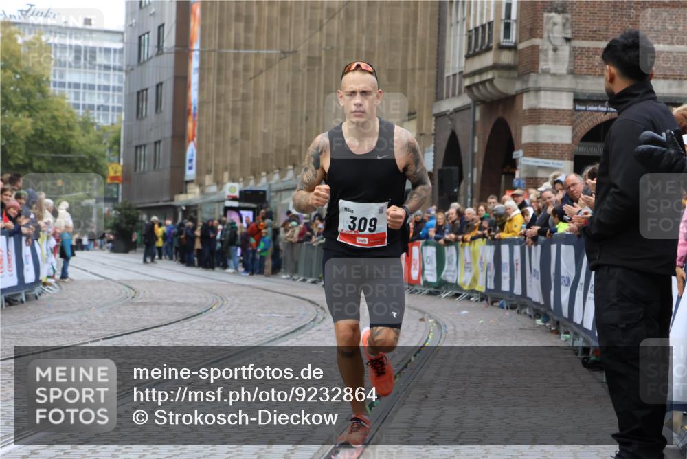 05.10.2025 - 20. swb-Marathon Bremen Strokosch-Dieckow http://msf.ph/oto/9232864 05.10.2025 12:32:35 Ziel 309 meine-sportfotos.de