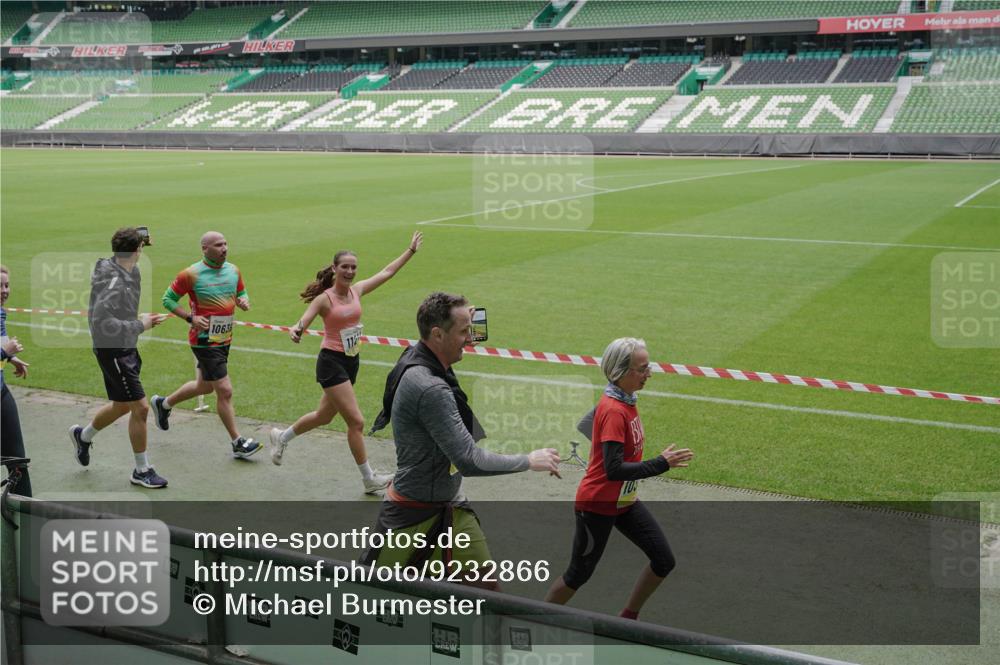 05.10.2025 - 20. swb-Marathon Bremen Michael Burmester http://msf.ph/oto/9232866 05.10.2025 10:31:10 Laufen im Stadion 7251, 9004, 9172, 9196, 9214, 9230, 9251, 9252, 9263, 9267, 9277, 9287, 9333, 9337, 9399, 9416, 9425, 9431, 9449, 9457, 9482, 9501, 9584, 9645, 9676, 9683, 9708, 9715, 9742, 9787, 9791, 9852, 9888, 9894, 9934, 9987, 10016, 10043, 10066, 10163, 10199, 10222, 10240, 10251, 10254, 10279, 10317, 10321, 10356, 10378, 10380, 10438, 10449, 10479, 10514, 10537, 10543, 10556, 10609, 10625, 10636, 10638, 10668, 10669, 10743, 7733, 9209, 9906 meine-sportfotos.de