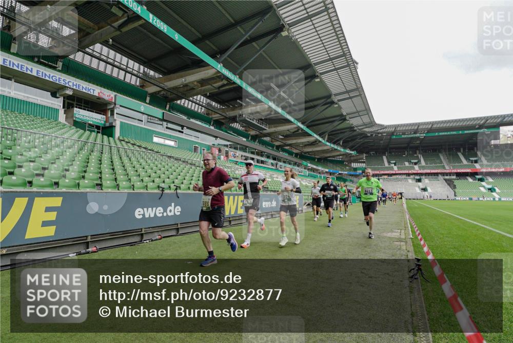 05.10.2025 - 20. swb-Marathon Bremen Michael Burmester http://msf.ph/oto/9232877 05.10.2025 12:54:32 Laufen im Stadion 53, 82, 104, 132, 250, 289, 417, 504, 507, 524, 756, 950, 1165, 1308, 1460, 1474, 1483, 1517, 1543, 1608, 1690, 1721, 1729, 1736, 1873, 1896, 1897, 1976, 2024, 2180, 2265, 2274, 2573, 2767, 2841, 3069, 3193, 3212, 3224, 3359, 3436, 3531, 3703, 3848, 3913, 4257, 4595, 4611, 4837, 4949, 4958, 5022, 5024, 5206, 5452, 5576, 5666, 5869, 5978, 6244, 6359, 6583, 6683, 6853, 7232, 7279, 7494, 7508, 7814, 7928, 7986, 8511, 8611, 8642, 8653, 8737, 89, 368, 458, 1460, 1489 meine-sportfotos.de