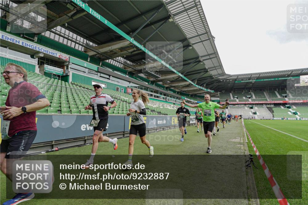 05.10.2025 - 20. swb-Marathon Bremen Michael Burmester http://msf.ph/oto/9232887 05.10.2025 12:54:33 Laufen im Stadion 53, 82, 104, 132, 250, 289, 319, 417, 504, 507, 524, 756, 950, 1165, 1308, 1474, 1483, 1517, 1543, 1608, 1690, 1721, 1729, 1736, 1873, 1896, 1897, 1945, 1976, 2024, 2180, 2265, 2274, 2573, 2767, 2841, 3069, 3193, 3212, 3224, 3359, 3436, 3531, 3703, 3848, 3913, 4257, 4595, 4611, 4837, 4949, 4958, 5022, 5024, 5206, 5452, 5666, 5869, 5978, 6244, 6359, 6583, 6683, 6853, 7232, 7279, 7494, 7508, 7814, 7928, 7986, 8511, 8611, 8642, 8653, 8737, 89, 368, 458, 1460, 1489 meine-sportfotos.de