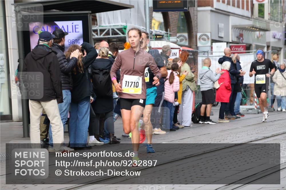 05.10.2025 - 20. swb-Marathon Bremen Strokosch-Dieckow http://msf.ph/oto/9232897 05.10.2025 10:41:35 Ziel 9253, 9849, 9884, 10104, 10155, 10691, 10880, 11581, 11710, 9253, 9849, 9884, 10104, 10155, 10691, 10880, 11581, 11710 meine-sportfotos.de