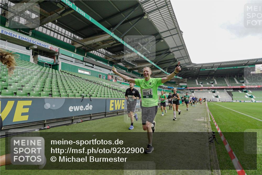 05.10.2025 - 20. swb-Marathon Bremen Michael Burmester http://msf.ph/oto/9232900 05.10.2025 12:54:33 Laufen im Stadion 53, 82, 104, 132, 250, 289, 319, 417, 504, 507, 524, 756, 950, 1165, 1308, 1474, 1483, 1517, 1543, 1608, 1690, 1721, 1729, 1736, 1873, 1896, 1897, 1945, 1976, 2024, 2180, 2265, 2274, 2573, 2767, 2841, 3069, 3193, 3212, 3224, 3359, 3436, 3531, 3703, 3848, 3913, 4257, 4595, 4611, 4837, 4949, 4958, 5022, 5024, 5206, 5452, 5666, 5869, 5978, 6244, 6359, 6583, 6683, 6853, 7232, 7279, 7494, 7508, 7814, 7928, 7986, 8511, 8611, 8642, 8653, 8737, 89, 368, 458, 1460, 1489 meine-sportfotos.de