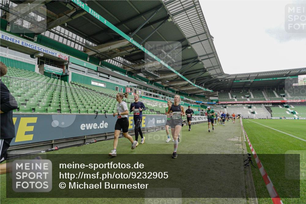 05.10.2025 - 20. swb-Marathon Bremen Michael Burmester http://msf.ph/oto/9232905 05.10.2025 12:54:34 Laufen im Stadion 53, 82, 104, 132, 250, 289, 319, 417, 504, 507, 524, 756, 944, 950, 1165, 1308, 1474, 1483, 1517, 1543, 1608, 1690, 1721, 1729, 1736, 1873, 1896, 1897, 1945, 1976, 2024, 2180, 2265, 2274, 2573, 2767, 2841, 3069, 3193, 3212, 3224, 3359, 3436, 3531, 3703, 3848, 3913, 4257, 4595, 4837, 4949, 4958, 5022, 5024, 5206, 5452, 5666, 5869, 5978, 6244, 6359, 6583, 6683, 6853, 7052, 7232, 7279, 7494, 7508, 7814, 7928, 7986, 8511, 8611, 8642, 8653, 8737, 89, 250, 368, 458, 1460, 1489 meine-sportfotos.de