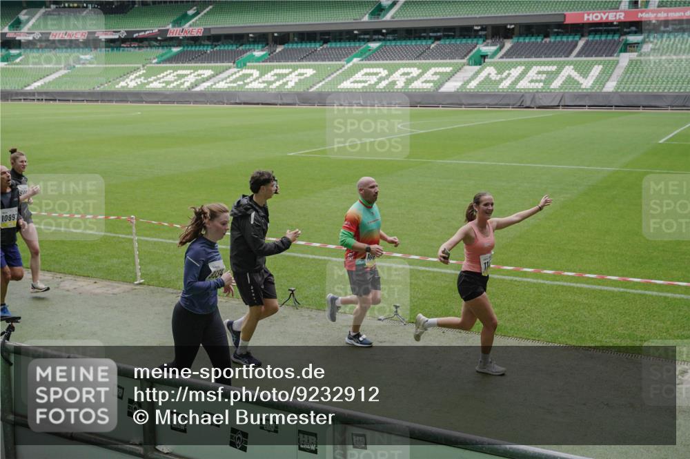 05.10.2025 - 20. swb-Marathon Bremen Michael Burmester http://msf.ph/oto/9232912 05.10.2025 10:31:11 Laufen im Stadion 7251, 9004, 9172, 9196, 9214, 9230, 9251, 9252, 9263, 9267, 9277, 9287, 9333, 9337, 9399, 9416, 9425, 9431, 9449, 9457, 9482, 9501, 9584, 9645, 9676, 9683, 9708, 9715, 9742, 9787, 9791, 9852, 9888, 9894, 9934, 9987, 10016, 10043, 10066, 10163, 10199, 10222, 10240, 10251, 10254, 10279, 10317, 10321, 10356, 10378, 10380, 10438, 10449, 10479, 10514, 10537, 10543, 10556, 10609, 10625, 10636, 10638, 10655, 10668, 10669, 10743, 7733, 9209, 9906 meine-sportfotos.de