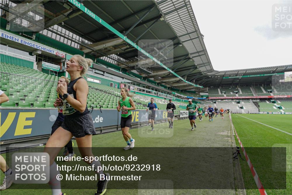 05.10.2025 - 20. swb-Marathon Bremen Michael Burmester http://msf.ph/oto/9232918 05.10.2025 12:54:35 Laufen im Stadion 53, 82, 104, 132, 169, 289, 319, 417, 504, 507, 524, 756, 944, 950, 1165, 1308, 1474, 1483, 1517, 1543, 1690, 1721, 1729, 1736, 1873, 1896, 1897, 1945, 1976, 2024, 2180, 2265, 2274, 2573, 2767, 2841, 3069, 3193, 3212, 3224, 3359, 3436, 3531, 3703, 3848, 3913, 4257, 4595, 4816, 4837, 4949, 4958, 5022, 5024, 5206, 5452, 5666, 5869, 5978, 6244, 6359, 6583, 6683, 6853, 7052, 7232, 7279, 7494, 7508, 7814, 7928, 7986, 8511, 8642, 8653, 8737, 89, 250, 368, 458, 1460, 1489 meine-sportfotos.de