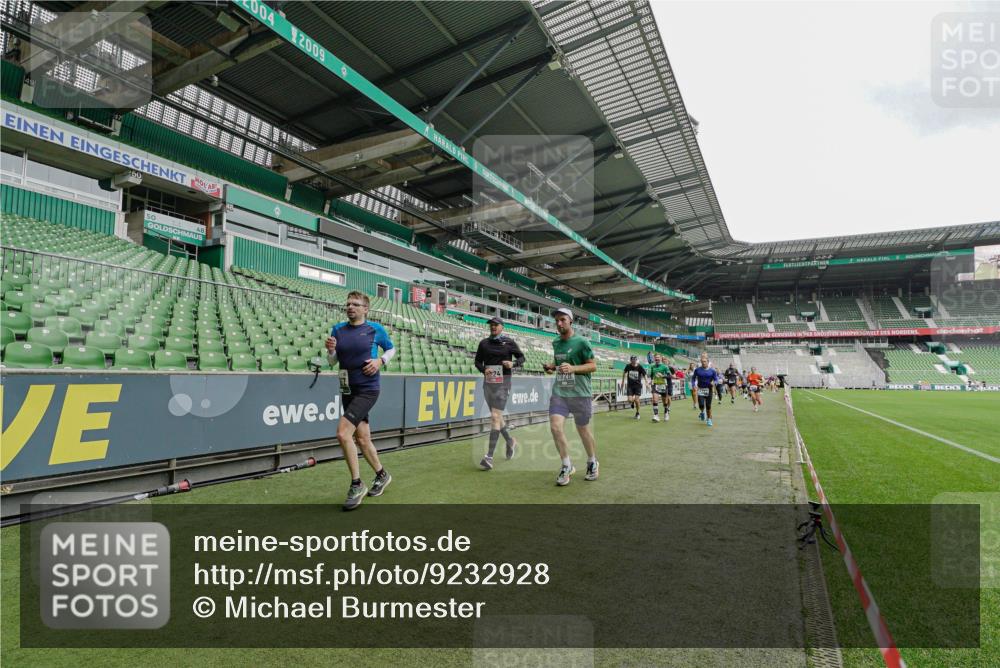 05.10.2025 - 20. swb-Marathon Bremen Michael Burmester http://msf.ph/oto/9232928 05.10.2025 12:54:36 Laufen im Stadion 53, 82, 104, 132, 169, 289, 319, 417, 504, 507, 524, 756, 944, 950, 1165, 1308, 1474, 1483, 1517, 1543, 1690, 1721, 1729, 1873, 1896, 1897, 1945, 1976, 2024, 2180, 2265, 2274, 2573, 2767, 2841, 3069, 3193, 3212, 3224, 3359, 3436, 3531, 3703, 3848, 3913, 4257, 4595, 4672, 4816, 4837, 4949, 4958, 5022, 5024, 5206, 5452, 5666, 5869, 5978, 6244, 6583, 6683, 6853, 7052, 7232, 7279, 7494, 7508, 7814, 7928, 7986, 8642, 8653, 8737, 89, 250, 368, 458, 1460, 1489 meine-sportfotos.de