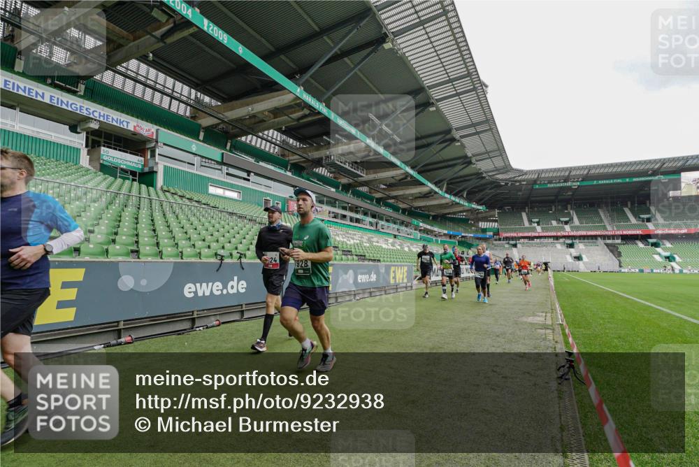 05.10.2025 - 20. swb-Marathon Bremen Michael Burmester http://msf.ph/oto/9232938 05.10.2025 12:54:37 Laufen im Stadion 53, 82, 104, 124, 132, 169, 289, 319, 417, 504, 507, 524, 756, 944, 950, 1165, 1308, 1474, 1483, 1517, 1543, 1690, 1721, 1729, 1873, 1896, 1897, 1945, 1976, 2024, 2180, 2265, 2274, 2573, 2767, 2841, 3069, 3193, 3212, 3224, 3359, 3436, 3531, 3703, 3848, 3913, 4257, 4595, 4672, 4816, 4837, 4949, 4958, 5022, 5206, 5452, 5666, 5869, 5978, 6244, 6583, 6683, 6853, 7052, 7232, 7279, 7494, 7508, 7814, 7928, 7986, 8642, 8653, 8737, 89, 250, 368, 458, 1460, 1489 meine-sportfotos.de