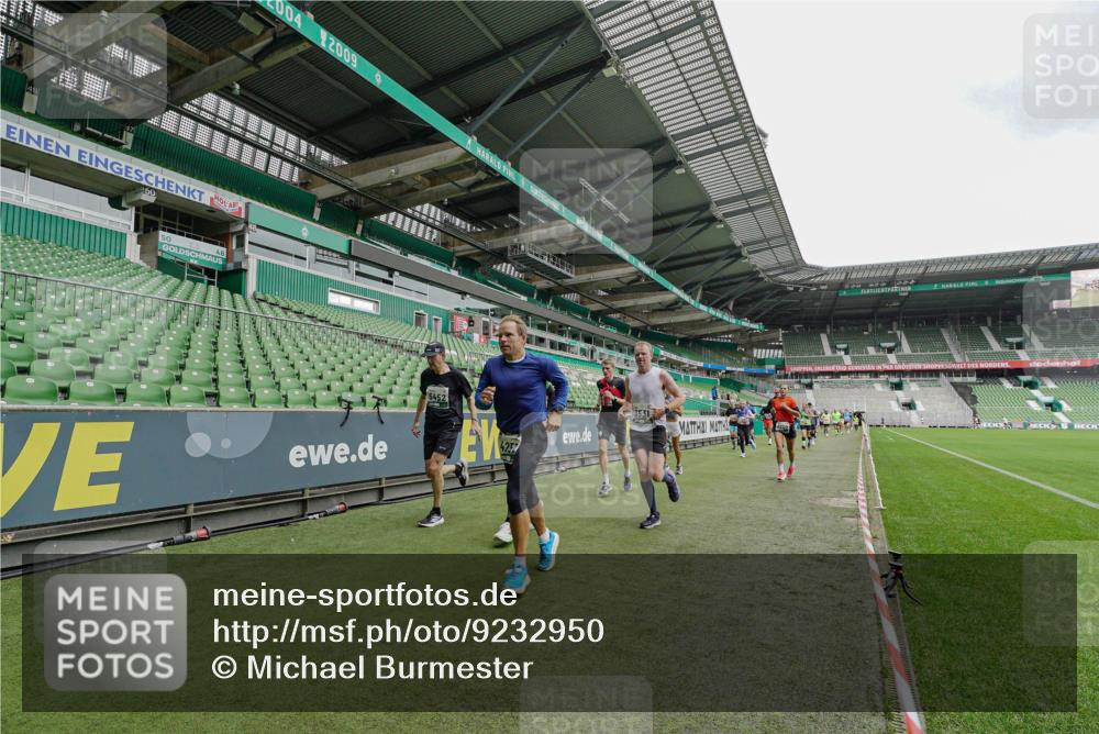 05.10.2025 - 20. swb-Marathon Bremen Michael Burmester http://msf.ph/oto/9232950 05.10.2025 12:54:40 Laufen im Stadion 53, 82, 104, 124, 132, 169, 289, 319, 417, 504, 524, 756, 944, 950, 1165, 1308, 1474, 1483, 1517, 1543, 1721, 1729, 1873, 1896, 1897, 1945, 1976, 2024, 2180, 2265, 2274, 2431, 2573, 2767, 2841, 3069, 3193, 3212, 3224, 3359, 3436, 3531, 3703, 3848, 4257, 4595, 4672, 4816, 4837, 4949, 4958, 5022, 5206, 5452, 5666, 5869, 5978, 6184, 6583, 6683, 6853, 7052, 7232, 7279, 7494, 7508, 7814, 7928, 7986, 8642, 8653, 8737, 89, 250, 368, 458, 507, 950, 1460, 1489 meine-sportfotos.de