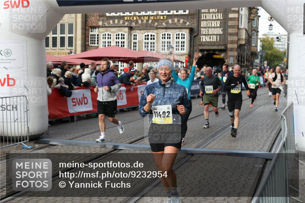 05.10.2025 - 20. swb-Marathon Bremen Yannick Fuchs http://msf.ph/oto/9232954 05.10.2025 11:03:30 Ziel 7776, 9224, 9225, 9246, 9308, 9325, 10142, 10405, 10446, 10963, 10995, 11103, 11124, 11236, 11467, 11502, 11508, 11509 meine-sportfotos.de