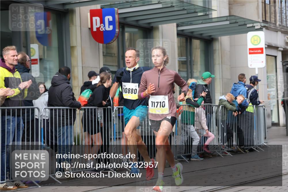 05.10.2025 - 20. swb-Marathon Bremen Strokosch-Dieckow http://msf.ph/oto/9232957 05.10.2025 10:41:38 Ziel 9504, 9849, 9884, 10104, 10155, 10691, 10880, 11581, 11710, 9504, 9849, 9884, 10104, 10155, 10691, 10880, 11581, 11710 meine-sportfotos.de